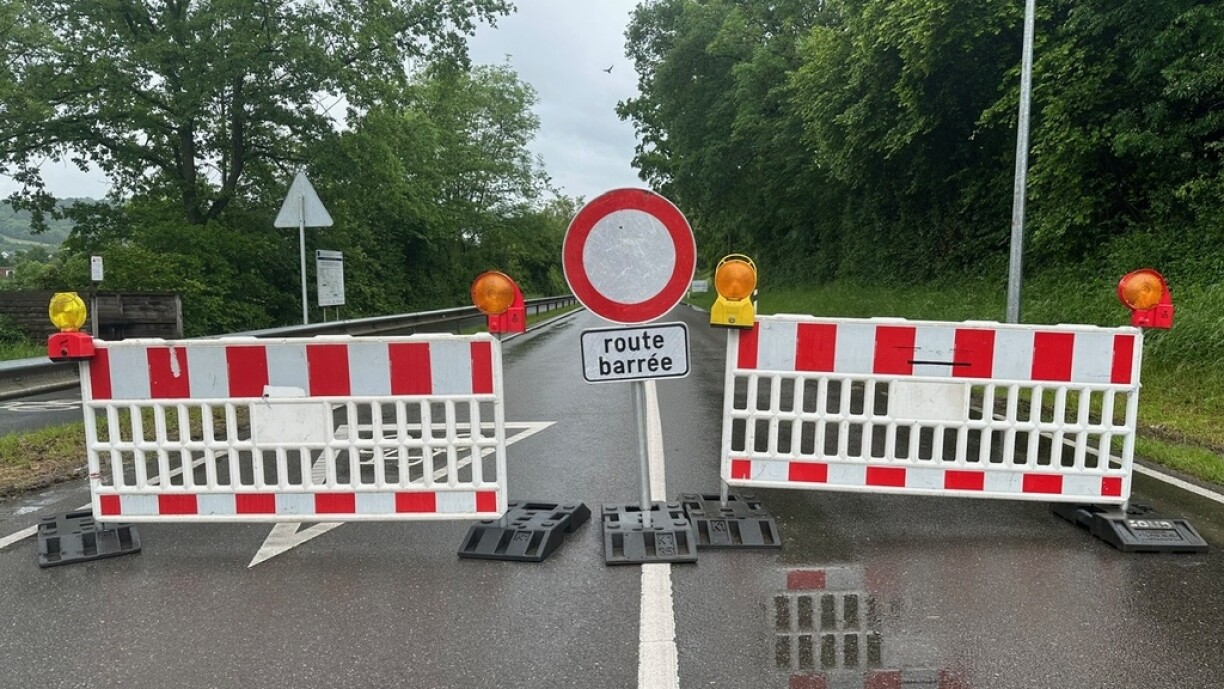 La N10 barrée par les autorités suite à un risque d'éboulement/ de glissement de terrain.