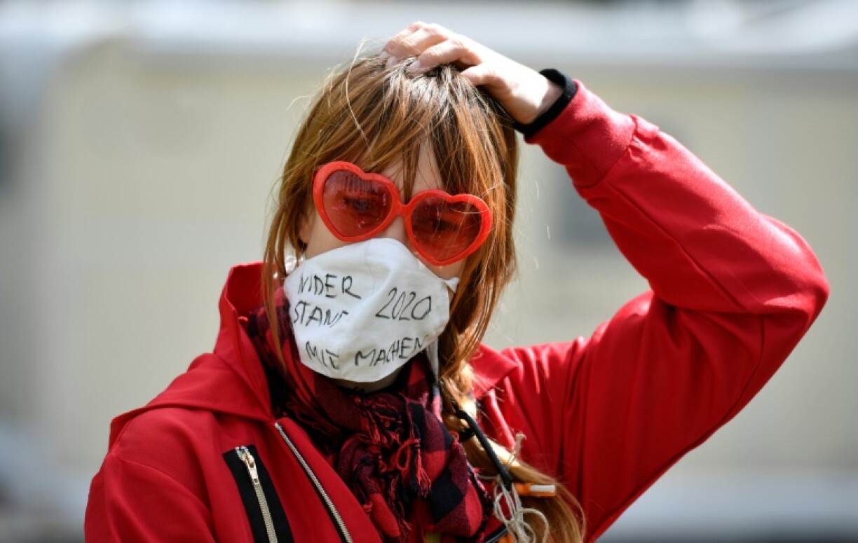 Une manifestante porte un masque