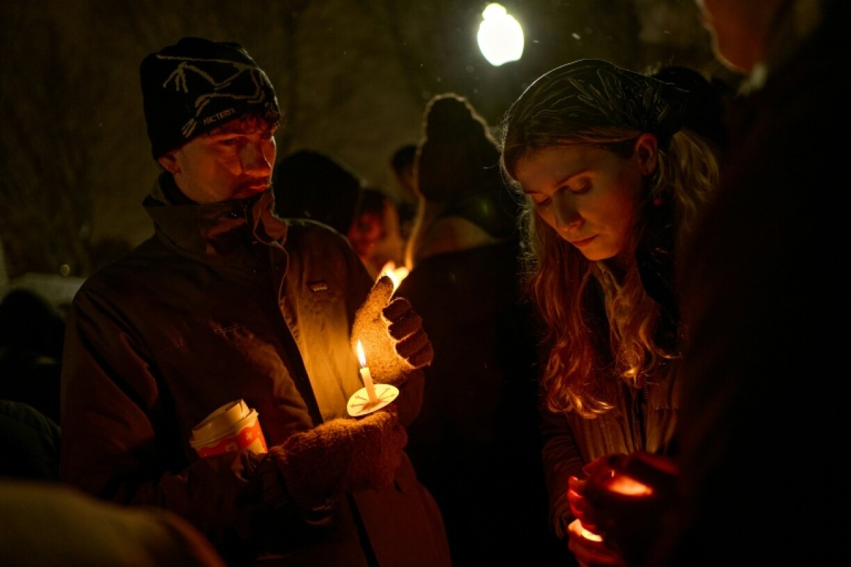 Des étudiants de l'université Brown participent à une veillée au lendemain de tirs meurtriers dans l'établissement, à Providence, Etats-Unis, le 14 décembre 2025
