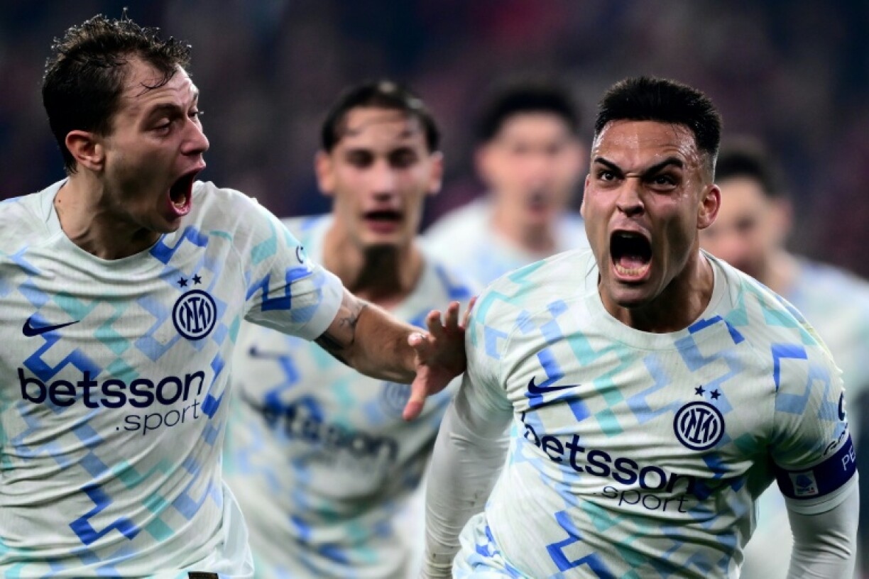 L'attaquant et capitaine de l'Inter Milan Lautaro Martinez après avoir marqué le deuxième but de son éuqipe contre le Genoa lors de la 15e journée du Championnat d'Italie le 14 décembre 2025 au stade Luigi-Ferraris