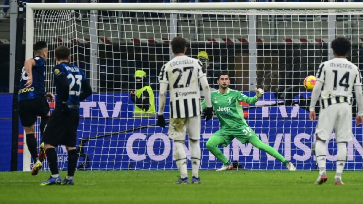 L'attaquant argentin de l'Inter Milan, Lautaro Martinez, égalise (1-1) sur pénalty face à la Juventus Turin, lors de la finale de la Supercoupe d'Italie, le 12 janvier 2022 au Stade San Siro à Milan