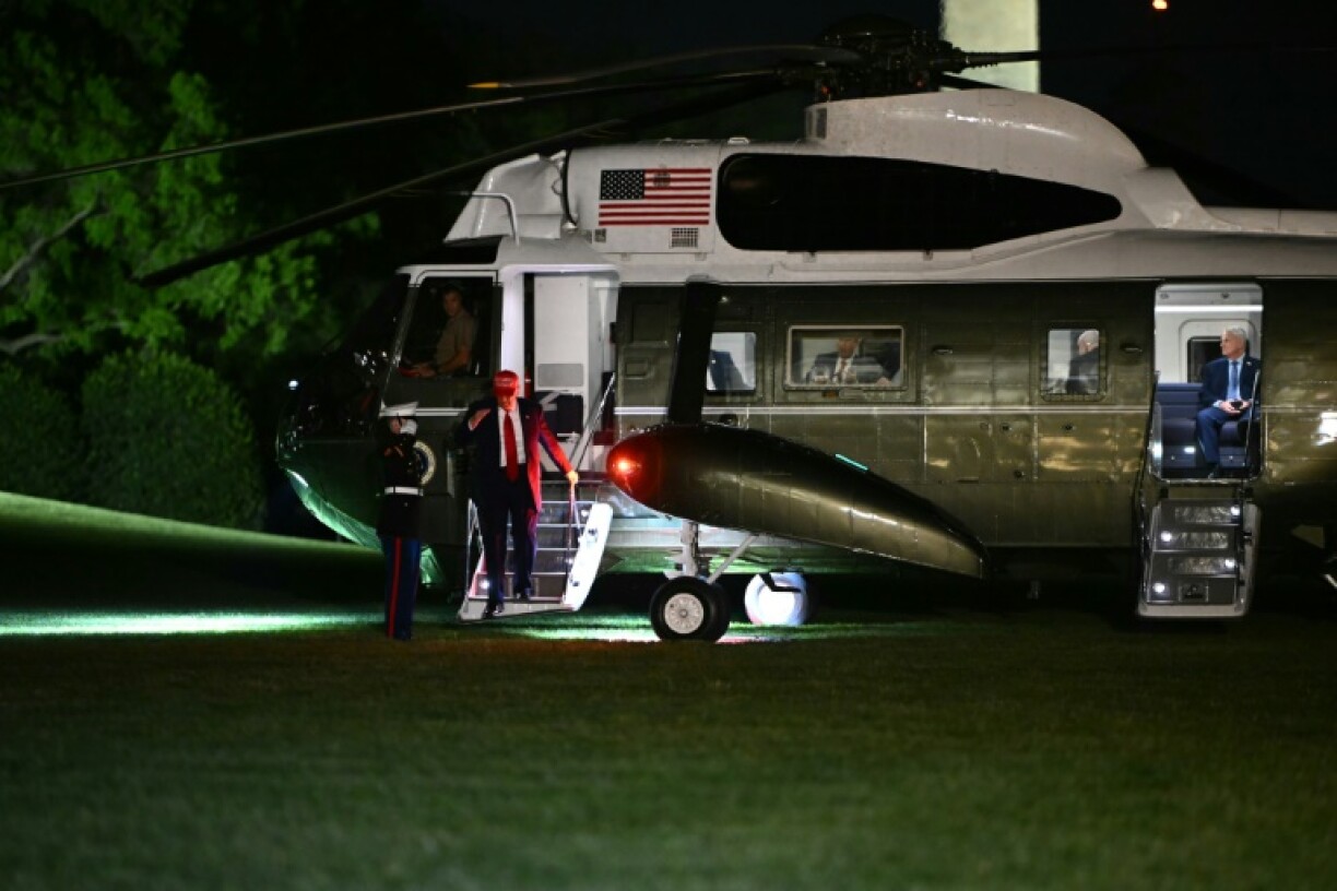 Le président américain Donald Trump descend de l'hélicoptère Marine One à la Maison Blanche, le 29 avril 2025