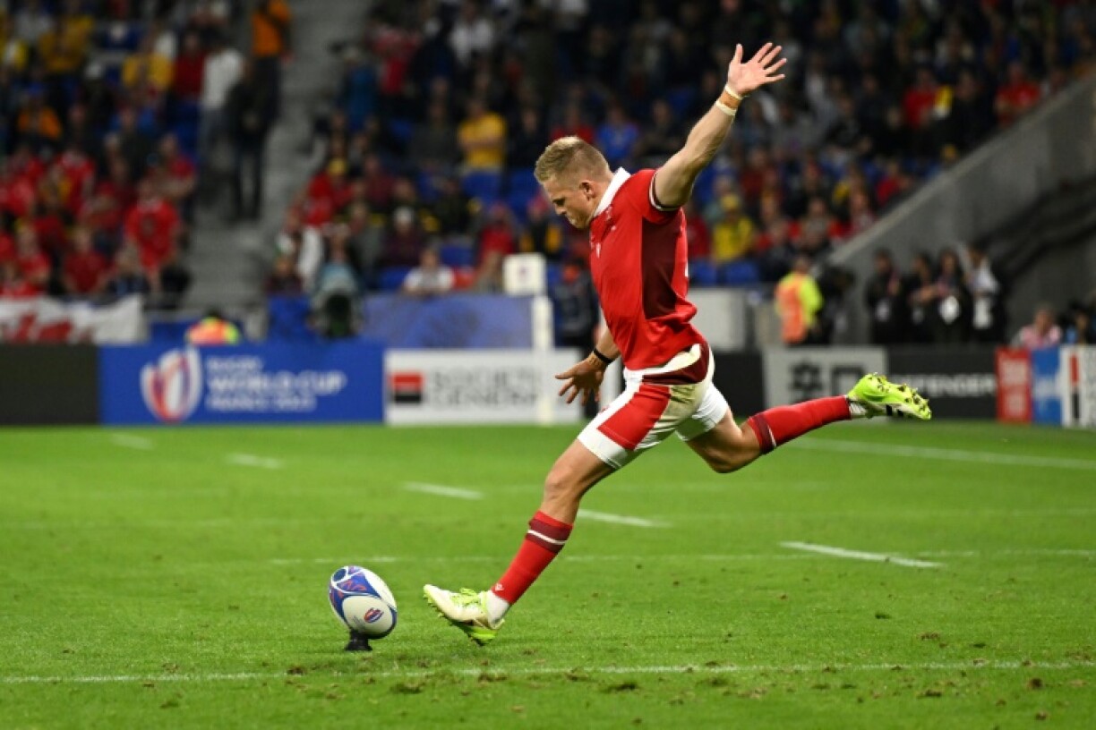 Le demi d'ouverture du pays de Galles Gareth Anscombe frappe une pénalité lors de la victoire de son équipe contre l'Australie lors du match du groupe C de la coupe du monde de rugby au Parc OL de Decines-Charpieu près de Lyon, France, le 24 septembre 2023