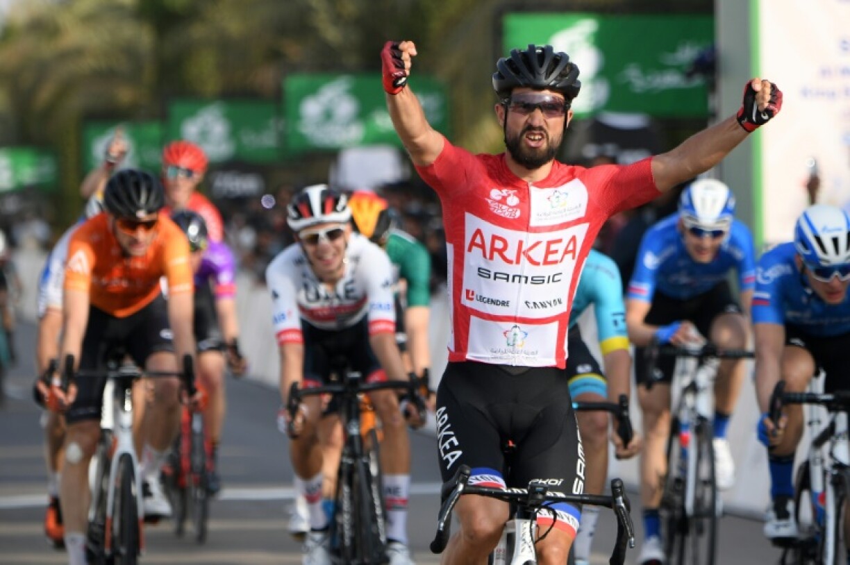 Nacer Bouhanni franchit en vainqueur la ligne d'arrivée de la quatrième étape du Tour d'Arabie saoudite 2020, le 7 février.