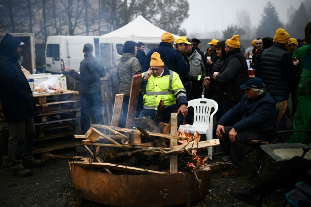 Les agriculteurs du syndicat CR47 (Coordination rurale 47) assistent à un blocage de l'autoroute A62 près d'Agen, dans le Lot-et-Garonne, le 27 janvier 2024