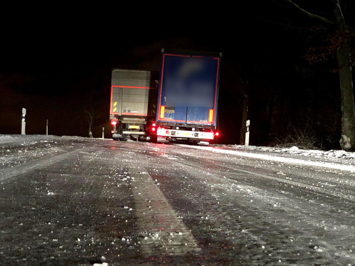 E Mëttwoch den Owend waren op der N13 bei Dippech zwee Camione blockéiert.