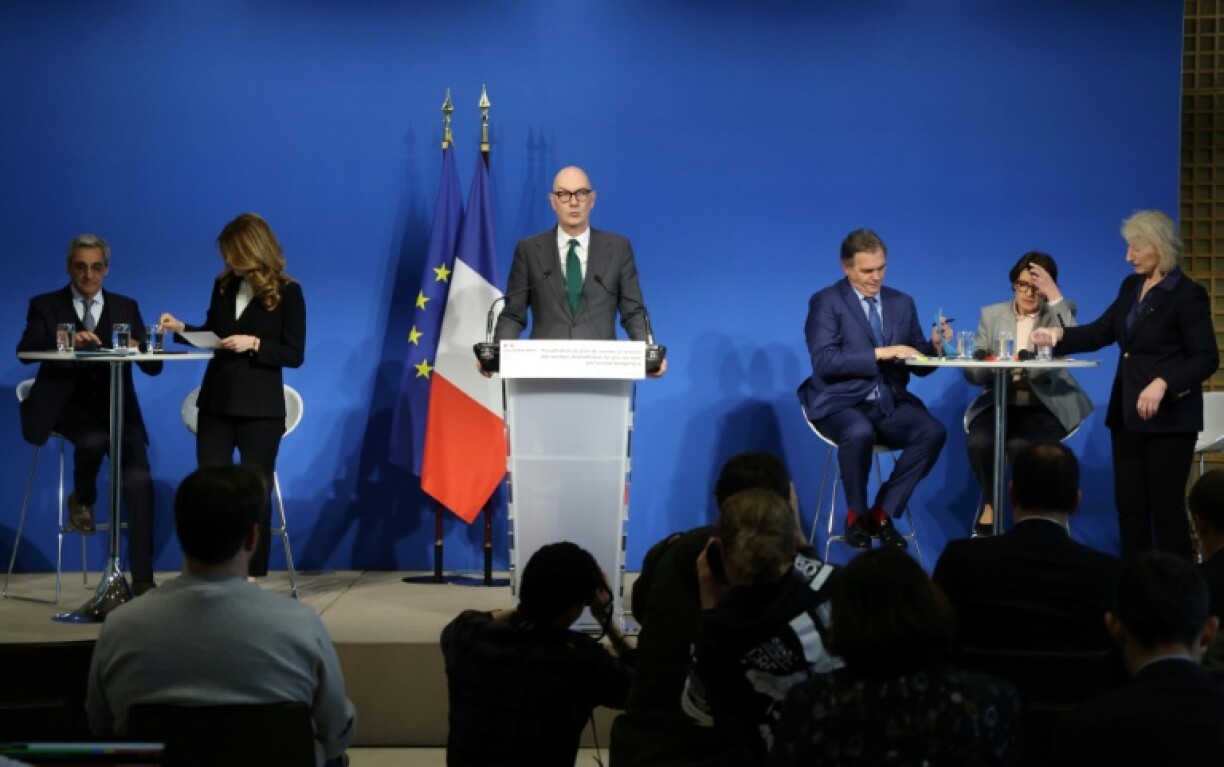 Le ministre de l'Economie et des Finances, Roland Lescure (c), lors de la présentation du plan d'aide aux secteurs économiques les plus touchés par la crise énergétique, le 27 mars 2026 au ministère des Finances de Bercy à Paris