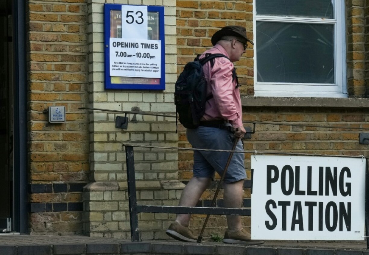 Un homme sort d'un bureau de vote à Londres le 7 mai 2026