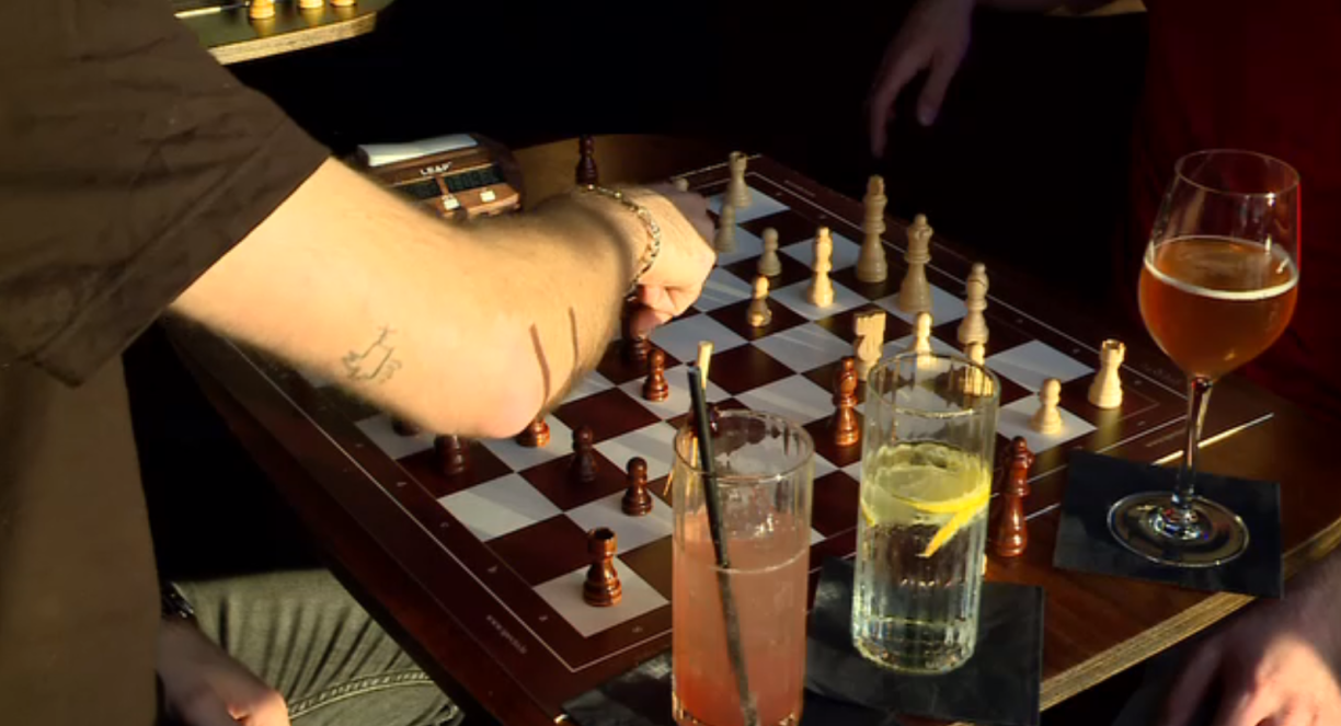 Boire en jouant oui, mais avec modération si l'on ne veut pas perdre le fil de la partie !