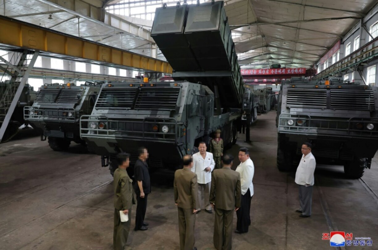 Une image diffusée le 14 août 2023 par l'agence d'Etat KCNA montre le dirigeant nord-coréen Kim Jong visitant une usine d'armement
