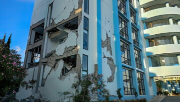 Un bâtiment endommagé à la suite du séisme de magnitude 7,7 qui a frappé la province de Nusa Tenggara oriental, en Indonésie, le 15 août 2026