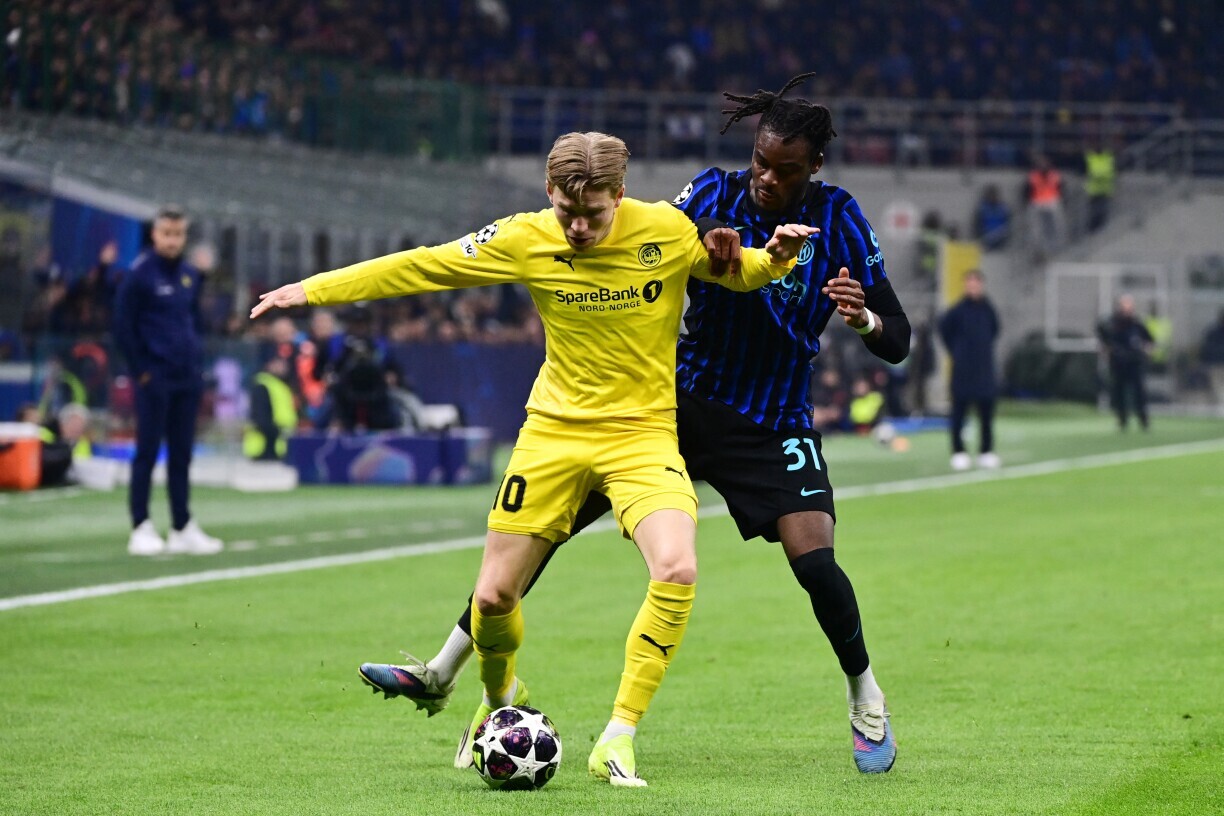 De Jens Petter Hauge vum FK Bodö/Glimt am gielen Tricot an de Yann-Aurel Bisseck am donklen Tricot vun Inter Mailand.