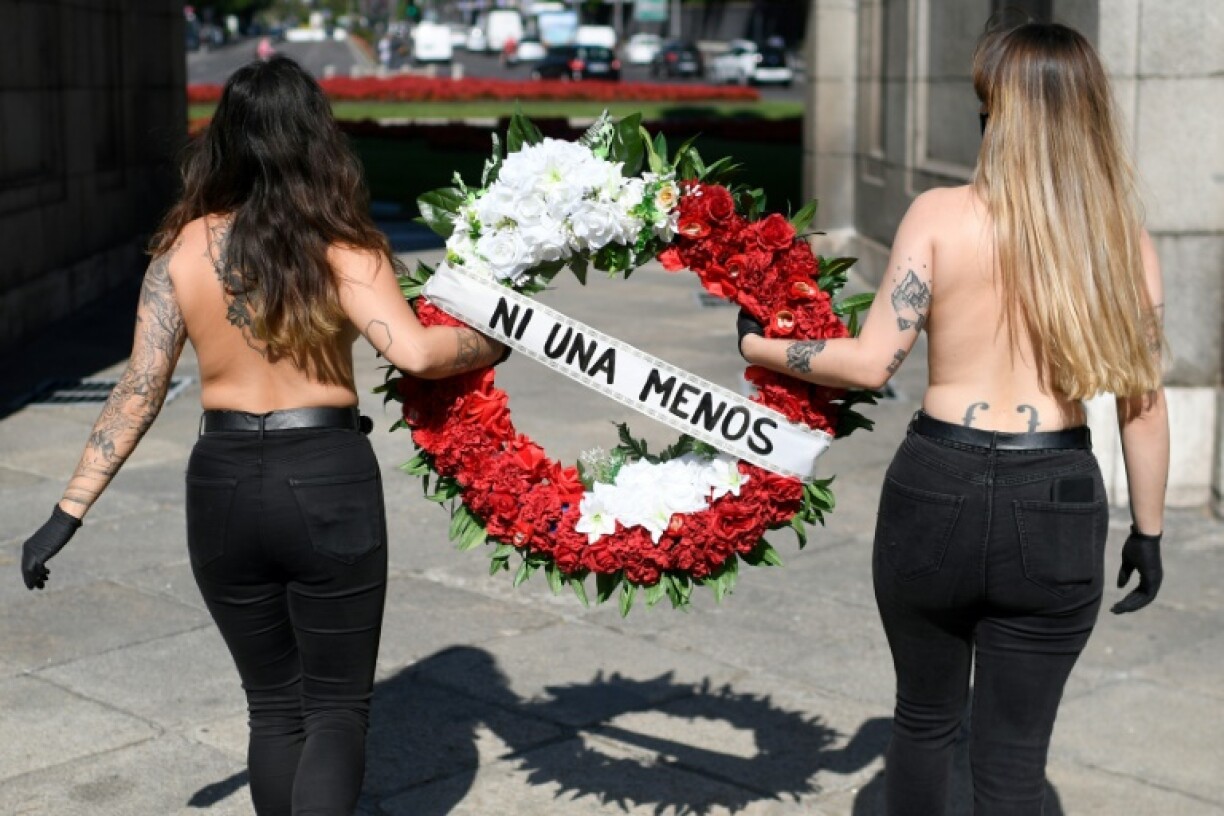 Des militantes des Femen lors d'une manifestation contre les violences conjugales à Puerta de Alcala à Madrid, le 19 juin 2020