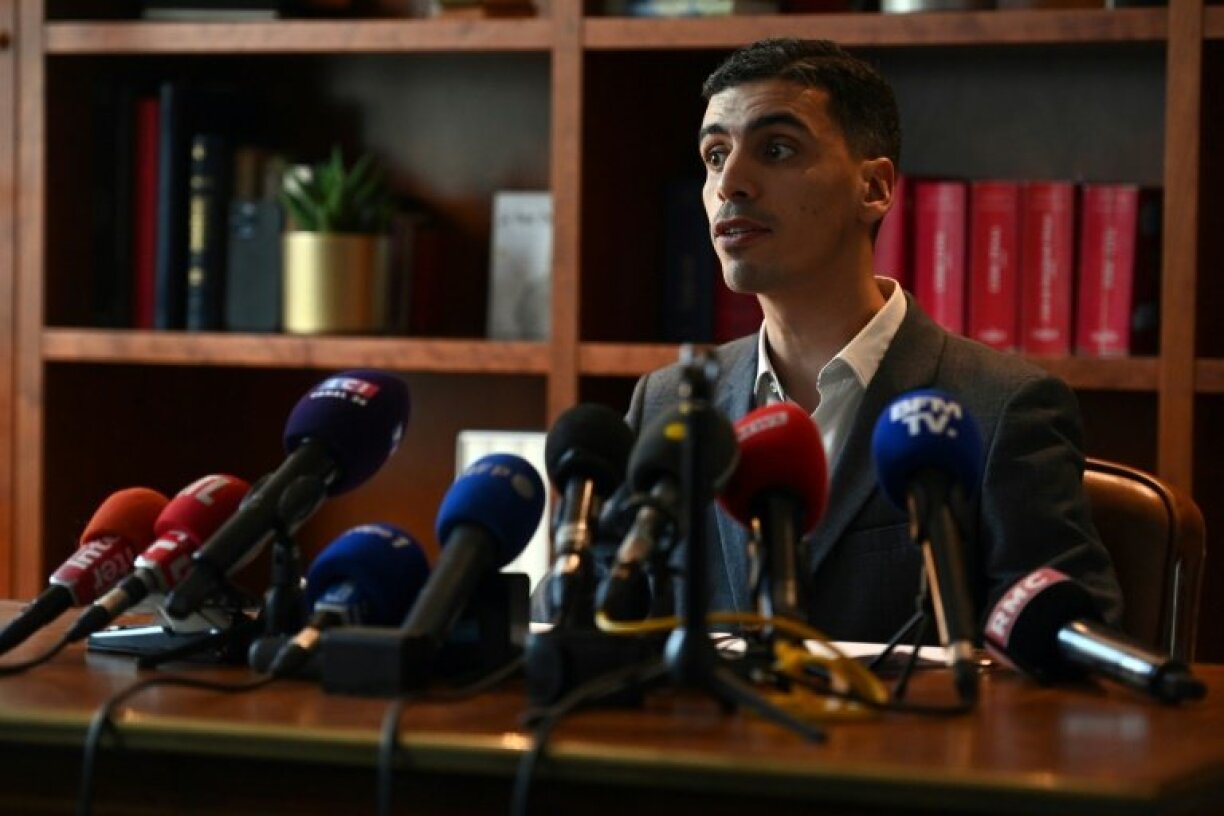 Me Mourad Battikh, l'avocat des victimes de l'accident provoqué par l'humoriste Pierre Palmade, lors d'une conférence de presse, le 14 février 2023 à Paris.