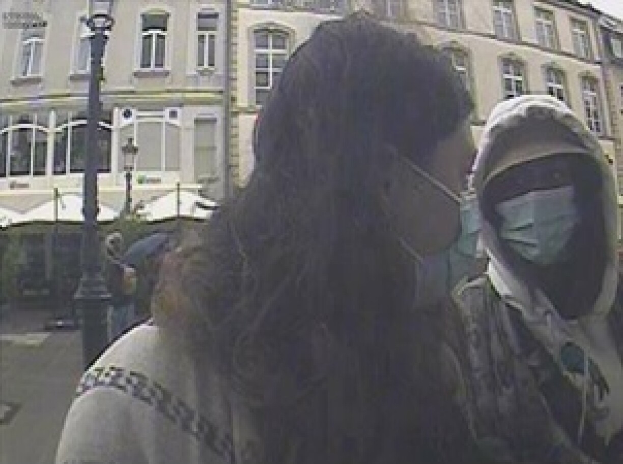 La personne recherchée était accompagnée lors du retrait à un distributeur.