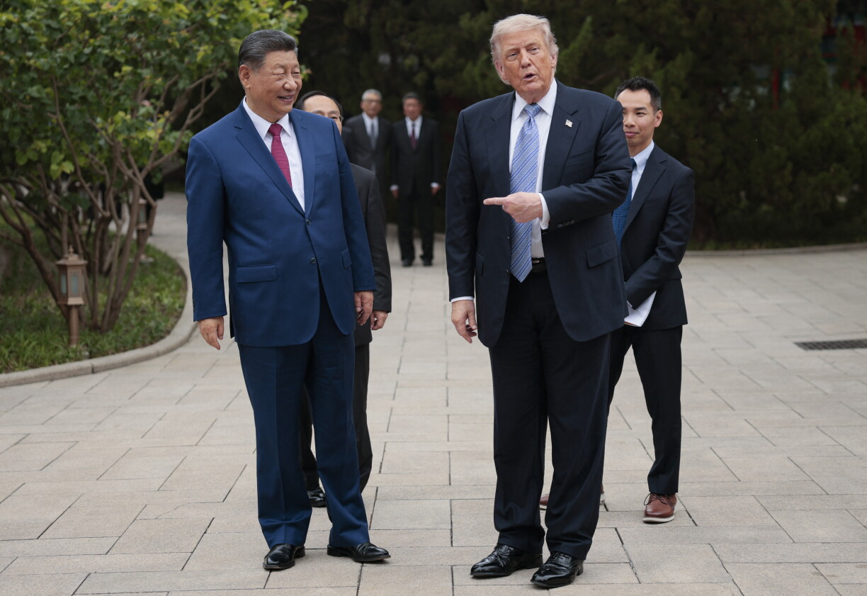 Den Xi Jinping huet den Donald Trump nach bis bei den Auto begleet, deen den US-President op de Fluchhafe bréngt.