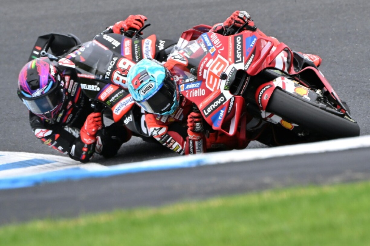 Le pilote de MotoGP espagnol Marc Marquez (à droite) au guidon de sa Ducati se bat contre son compatriote et rival Jorge Martin (Aprilia) lors de la course sprint de samedi 24 octobre 2026 au Grand Prix d'Australie