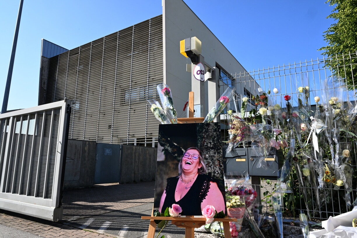Am Juni 2025 gouf d'Mélanie, déi am Lycée als Surveillante geschafft huet, virun den Ae vu ville Schüler a Gendaarmen, déi eng Kontroll duerchgefouert hunn, virum Gebai erstach an ëmbruecht.