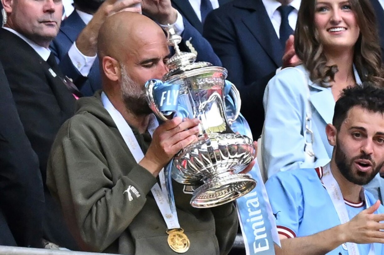 L'entraineur de Manchester City Pep Guardiola célèbre la victoire de son équipe 2-1 lors de la finale de la Coupe d'Angleterre face à Manchester United au stade de Wembley près de Londres le 3 juin 2023.