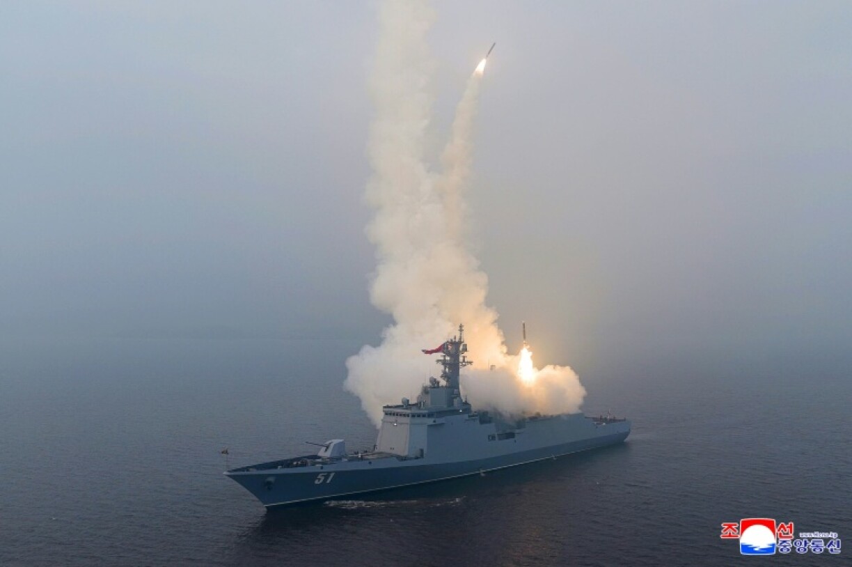 Le destroyer Choe Hyon mène un essai de missile, dans un lieu non précisé en Corée du Nord, le 5 mars 2026