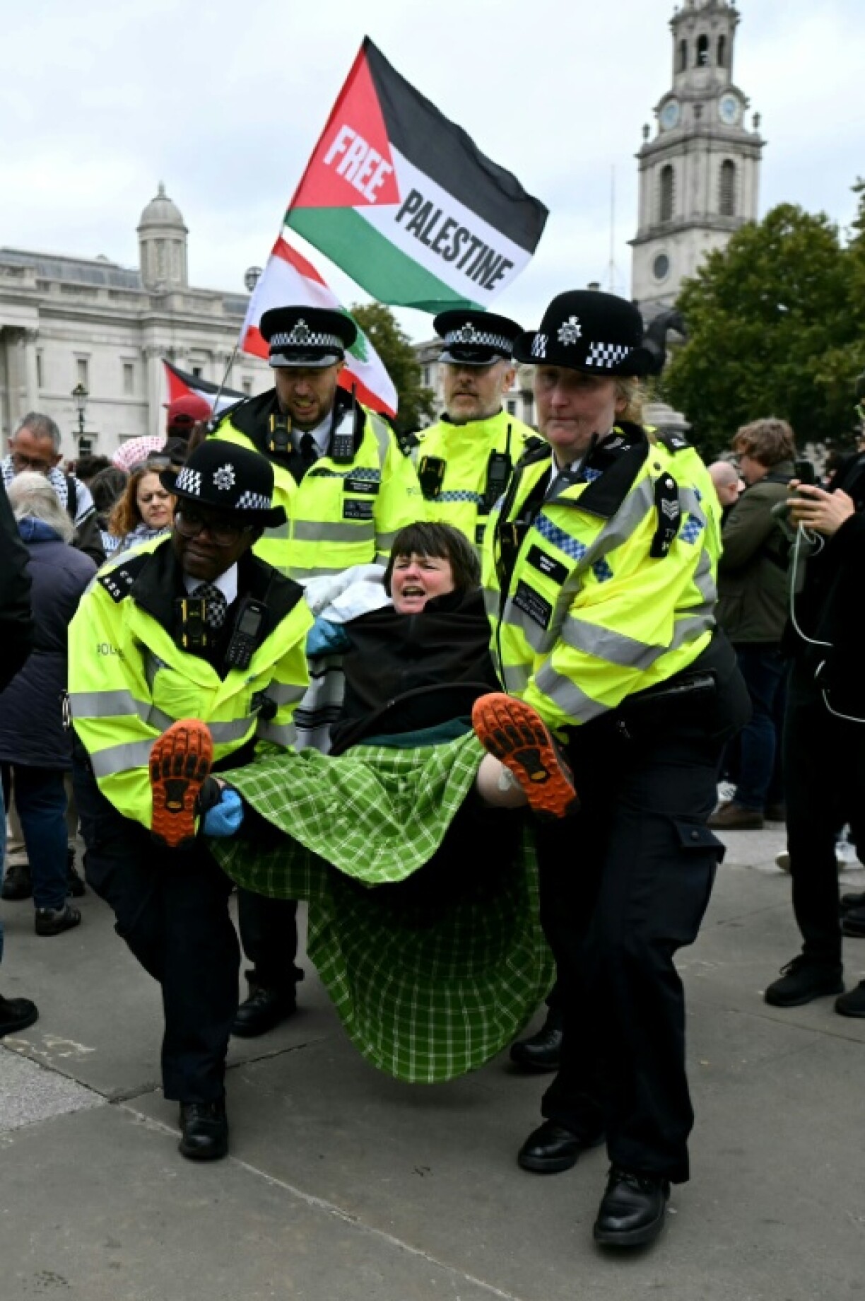 Manifestante en faveur du groupe Palestine Action, emmené par la police, à Londres, le 4 octobre 2025
