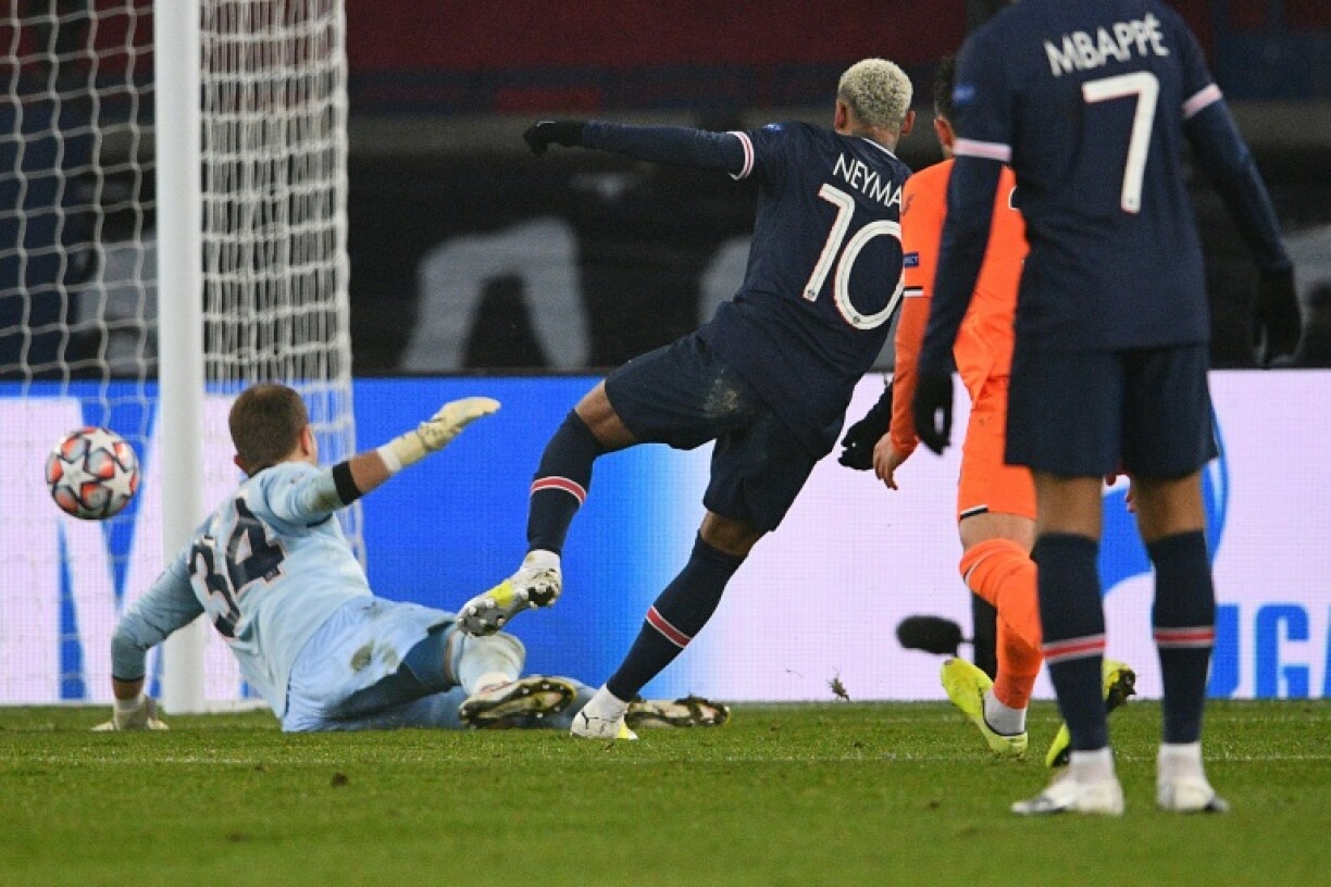L'attaquant brésilien du Paris Saint-Germain, Neymar marque son 2e but contre Basaksehir Istanbul, lors de leur match de Ligue des Champions, le 9 décembre 2020 au Parc des Princes