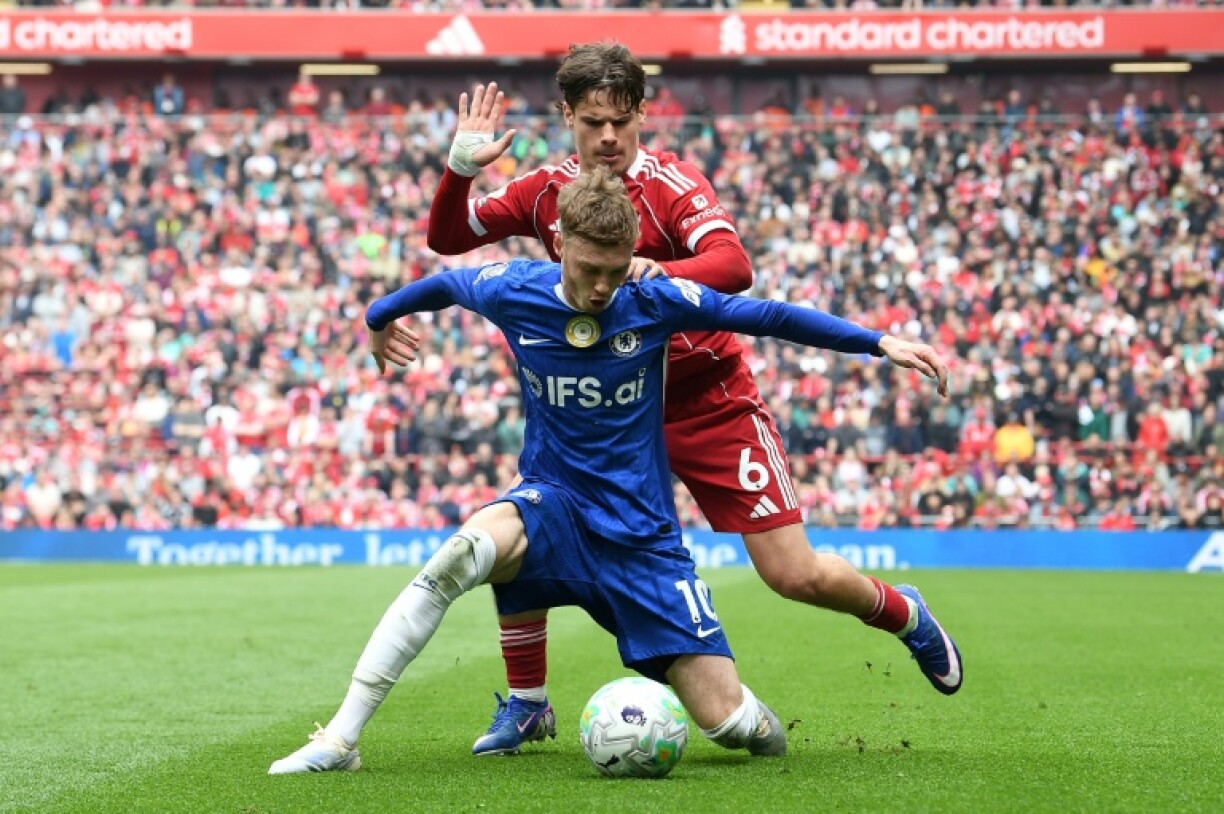 Le défenseur de Liverpool Milos Kerkez (à droite) à la lutte avec le milieu de terrain de Chelsea Cole Palmer lors du match de Premier League à Anfield le 9 mai 2026