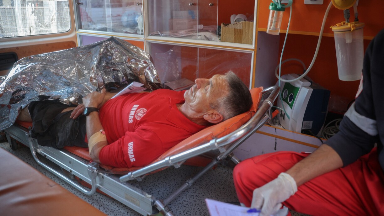 Heibäi handelt et sech net ëm e Patient bei dësem Transport, mä ëm eng Foto vun der AFP.