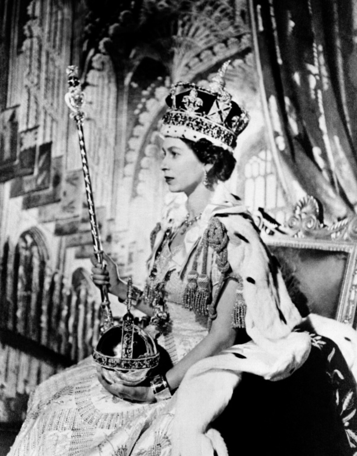 Elizabeth II pose le jour de son couronnement le 2 juin 1953