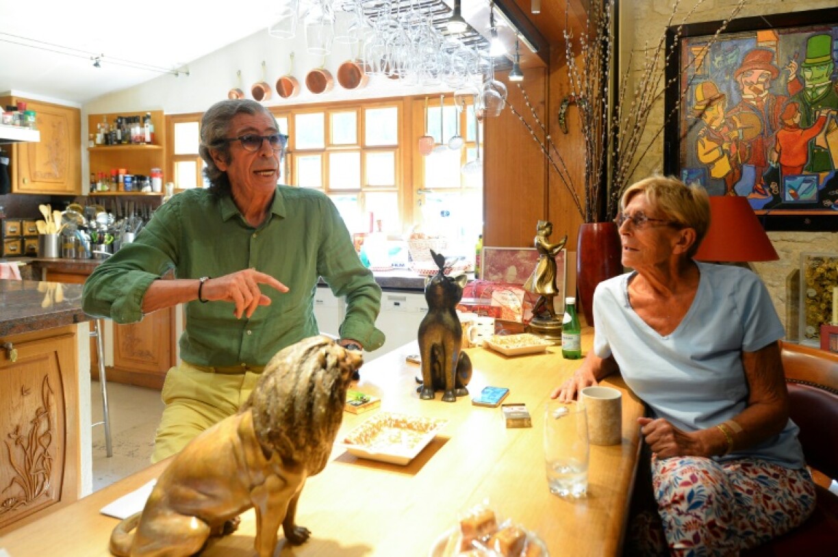 Patrick Balkany et son épouse Isabelle reçevant la presse à leur domicile de Giverny dans l'Eure le 5 août 2022.