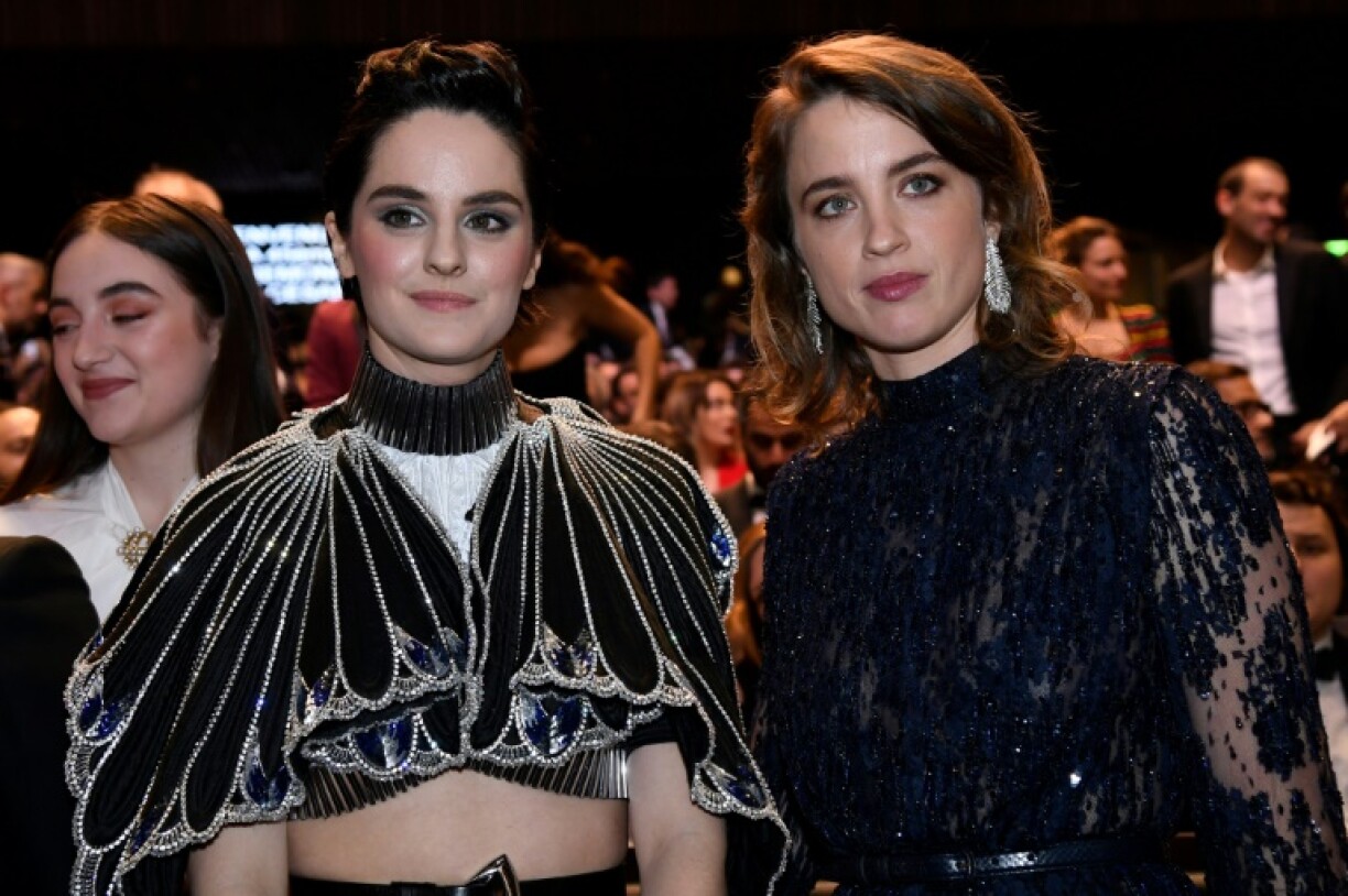 Noémie Merlant (L) an Adèle Haenel (R)