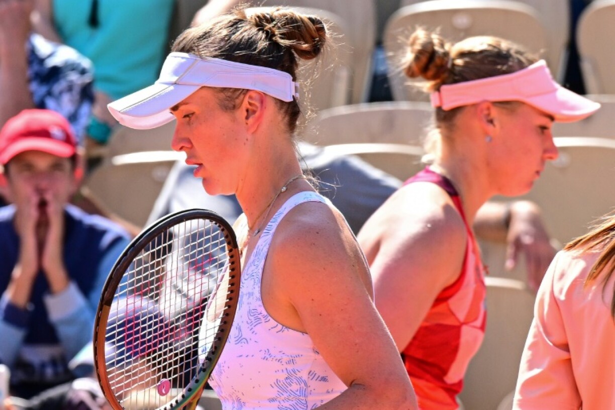 L'Ukrainienne Elina Svitolina (à gauche), contre la Russe Anna Blinkova, lors d'un match à Roland-Garros le 2 juin 2023
