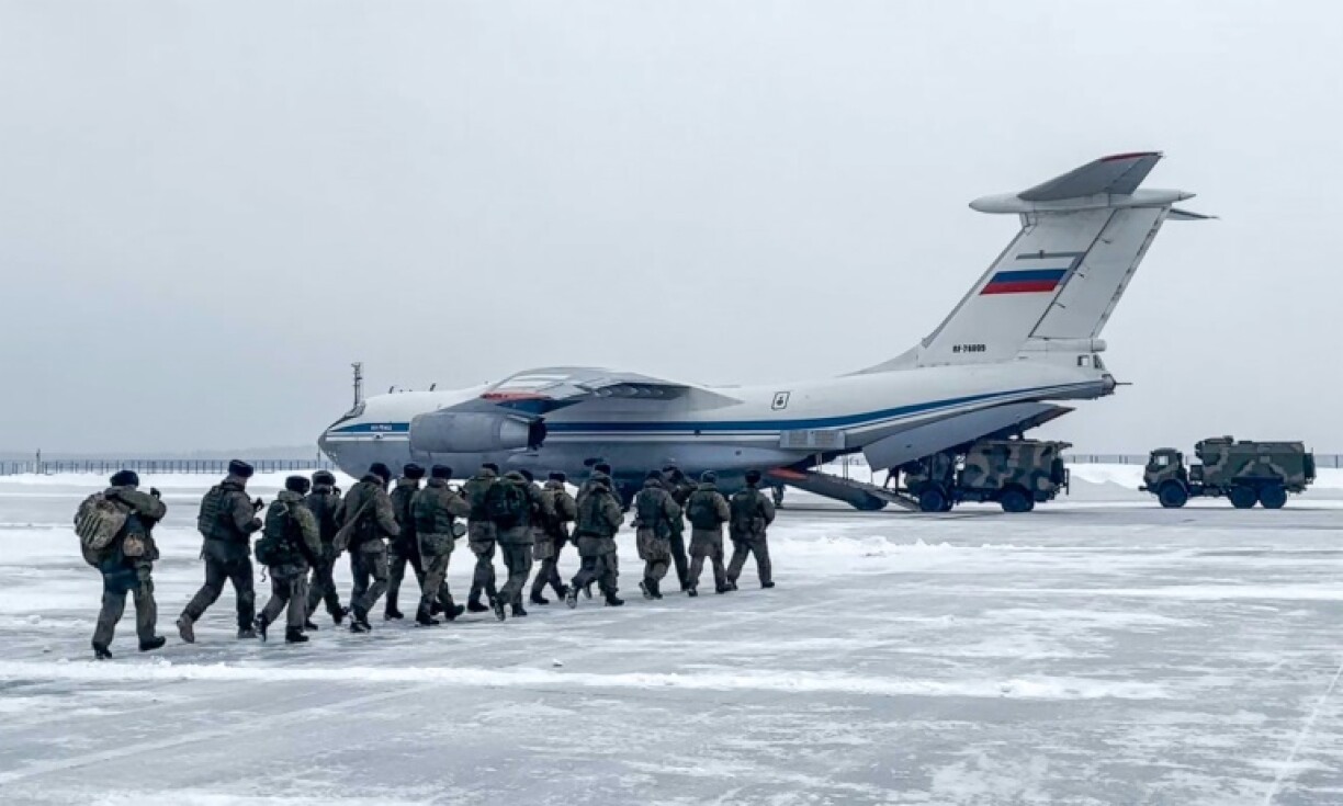 Des parachutistes russes embarquent pour le Kazakhstan, à l'aéroport militaire Tchkalovski près de Moscou, le 7 janvier 2022. Photo du ministère russe de la Défense
