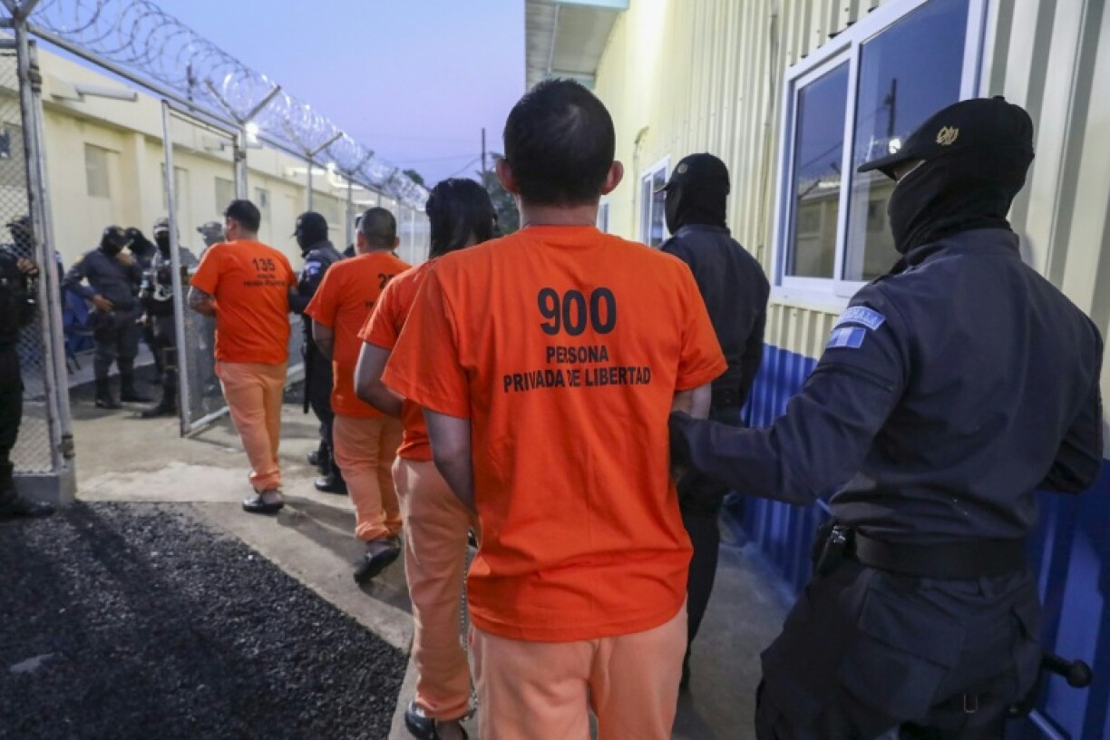 Foto handout del ministerio de Interior de Guatemala donde se ve el traslado de pandilleros a la cárcel de máxima seguridad Renovación I, en Escuintla, Guatemala, el 10 de noviembre de 2024