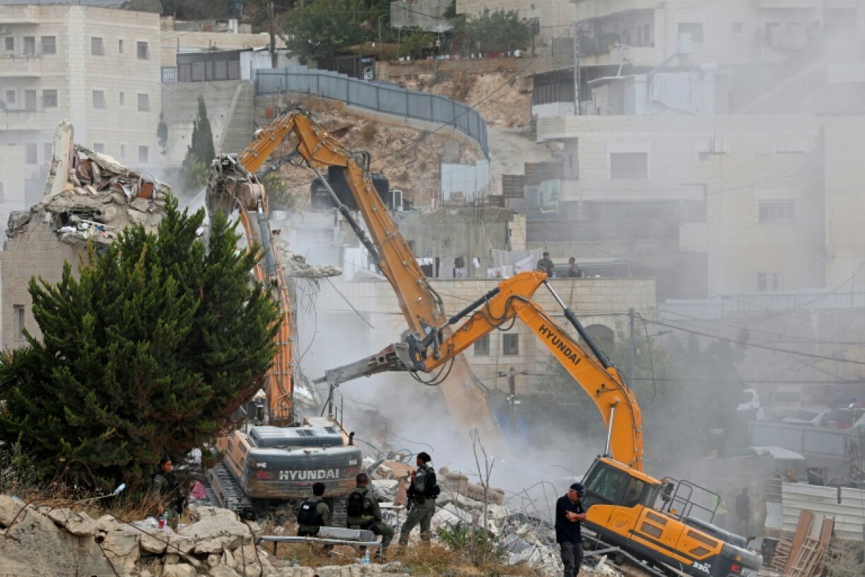 Israel hat im annektierten Ostjerusalem ein von etwa 70 Menschen bewohntes Haus abgerissen. Die palästinensische Verwaltung für das Gebiet verurteilte den Abriss als "eine gefährliche Eskalation der Politik der Hausabrisse und der Zwangsumsiedlung".