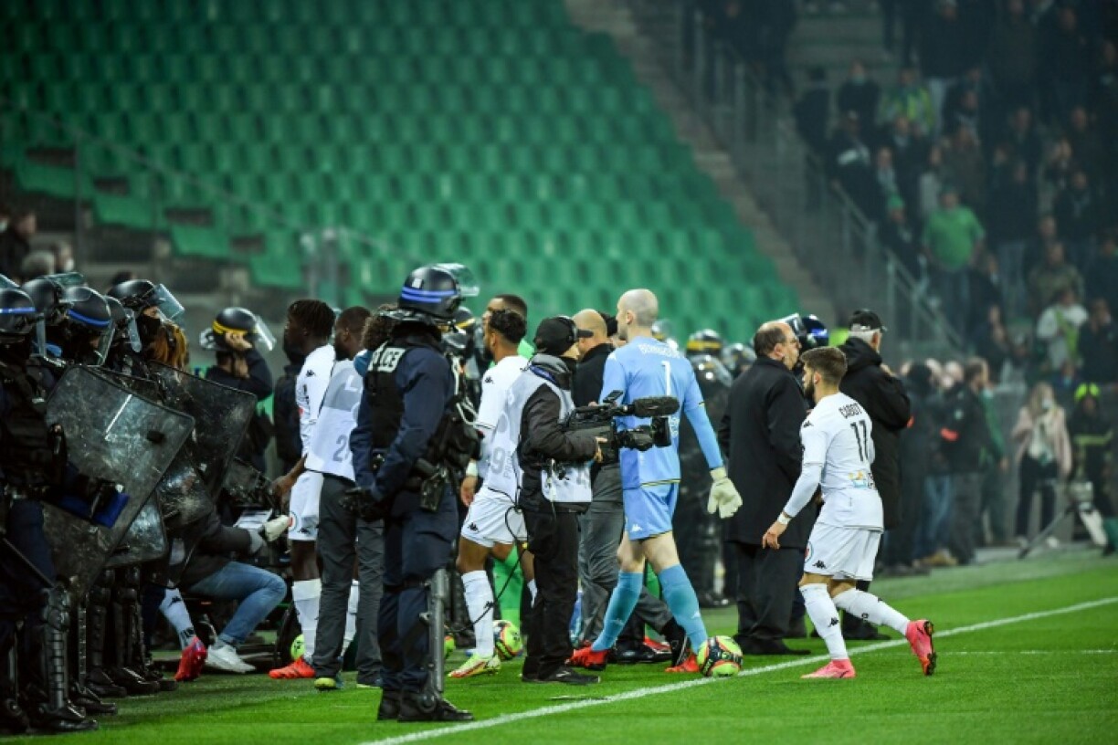 Les joueurs d'Angers quittent la pelouse du stade Geoffroy-Guichard, après des incidents ayant finalement retardé d'une heure le coup d'envoi, vendredi 22 octobre à Saint-Etienne