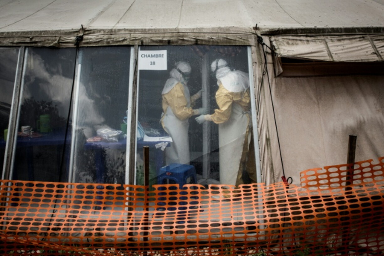 Des personnels de santé à l'intérieur de la "zone rouge" d'un centre de traitement d'Ebola, le 9 mars 2019 à Butembo, en RDC