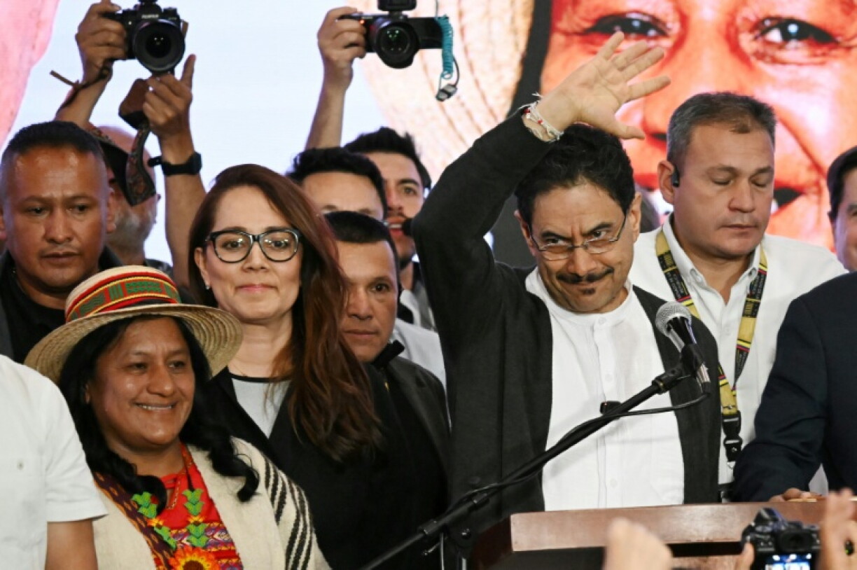 Ivan Cepeda (à droite), salue ses partisans aux côtés de sa colistière, Aida Quilcué, après un dépouillement rapide des votes à Bogota, le 31 mai 2026
