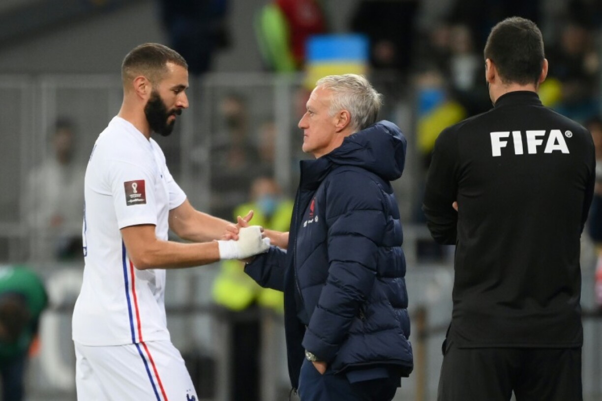 L'attaquant français Karim Benzema (à gauche) et le sélectionneur des Bleus Didier Deschamps (à droite) lors d'un match de qualification à la Coupe du monde 2022 contre l'Ukraine, au Stade olympique de Kiev, le 4 septembre 2021