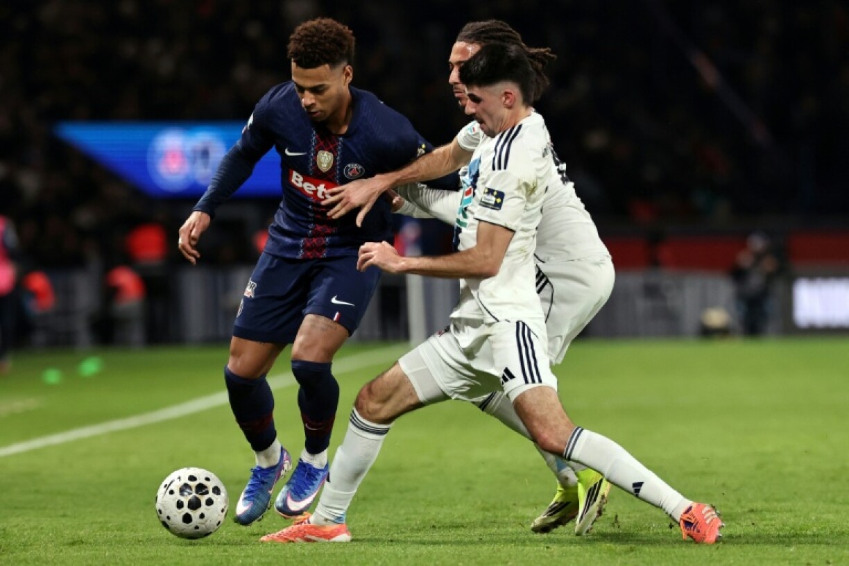 Le joueur du Paris SG Désiré Doué, balle au pied, au duel avec celui du Paris FC Thibault De Smet (à droite), à l'occasion du 16e de finale de Coupe de France remporté par le PFC, le 12 janvier 2026, au Parc des Princes
