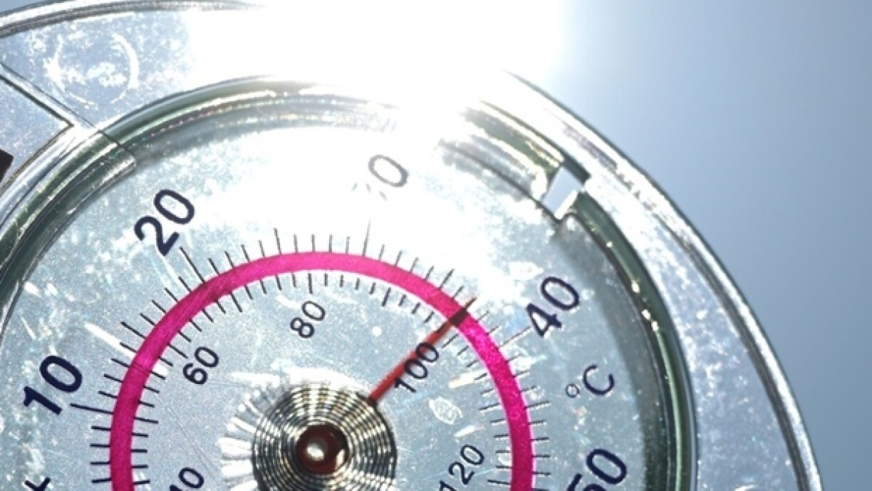 Un thermomètre indique une température de 37°C à Rennes, dans l'ouest de la France, le 11 juin 2025