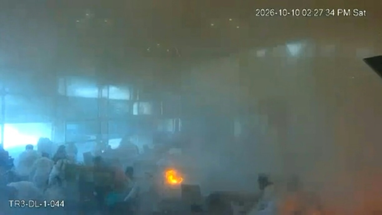 Capture d'écran tirée d'images de vidéosurveillance, diffusée par le ministère saoudien des Médias, le 11 octobre 2026, montrant l'aéroport international de Ryad touché par une frappe houthie, le 10 octobre 2026