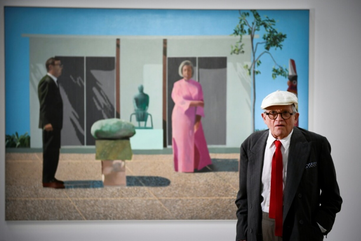 L'artiste britannique David Hockney devant son tableau "Fred et Marcia Weisman" au Centre Pompidou à Paris, le 16 juin 2017