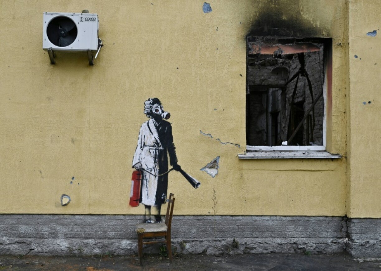 Un graffiti réalisé par Banksy sur le mur d'un immeuble détruit dans la ville de Gostomel, près de Kiev, photographié le 16 novembre 2022