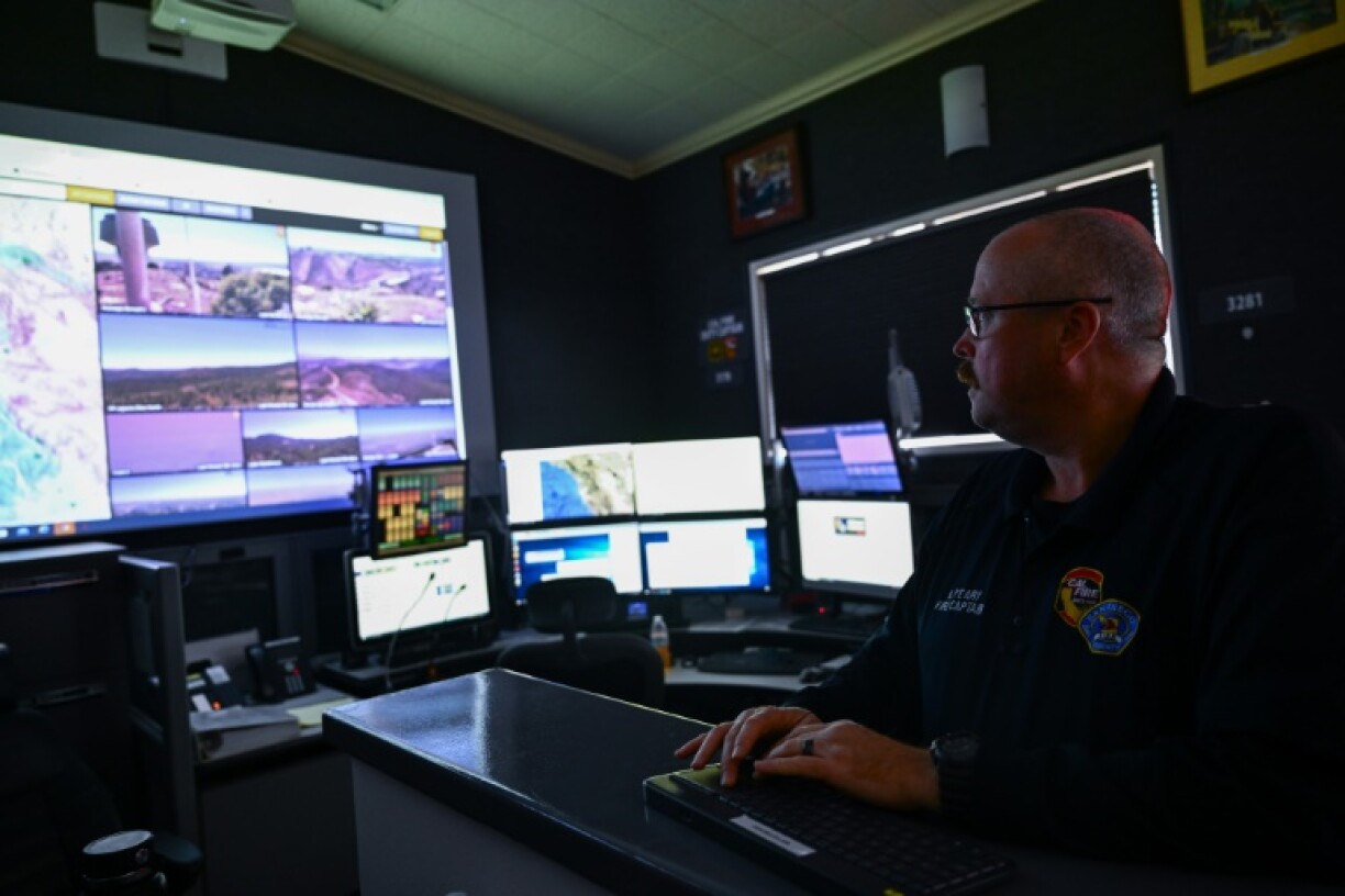 Le capitaine Kris Yeary montre les caméras utilisées par l'agence Cal Fire pour surveiller les feux de forêt, grâce à une intelligence artificielle, dans un centre de commandement de San Diego, le 6 septembre 2023