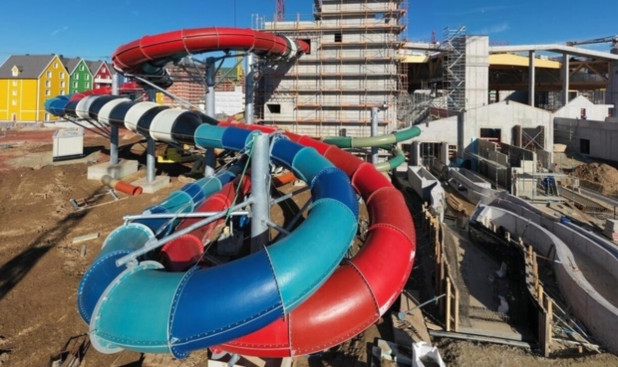 Plusieurs toboggans étaient déjà installés au mois de février.