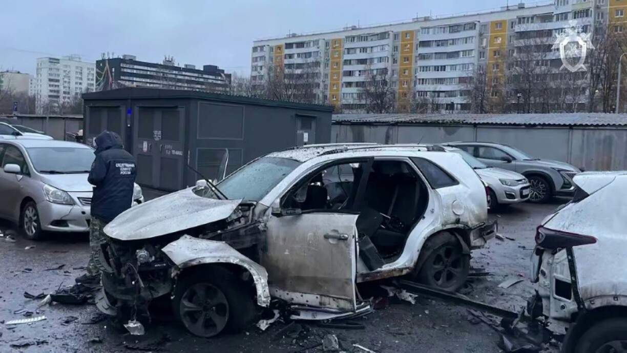 Bei der Explosion einer Autobombe in Moskau ist nach Angaben der Ermittler ein hochrangiges Mitglied des russischen Generalstabs getötet worden. Eine der untersuchten Spuren deute auf Verbindungen zu "ukrainischen Spezialeinheiten" hin.