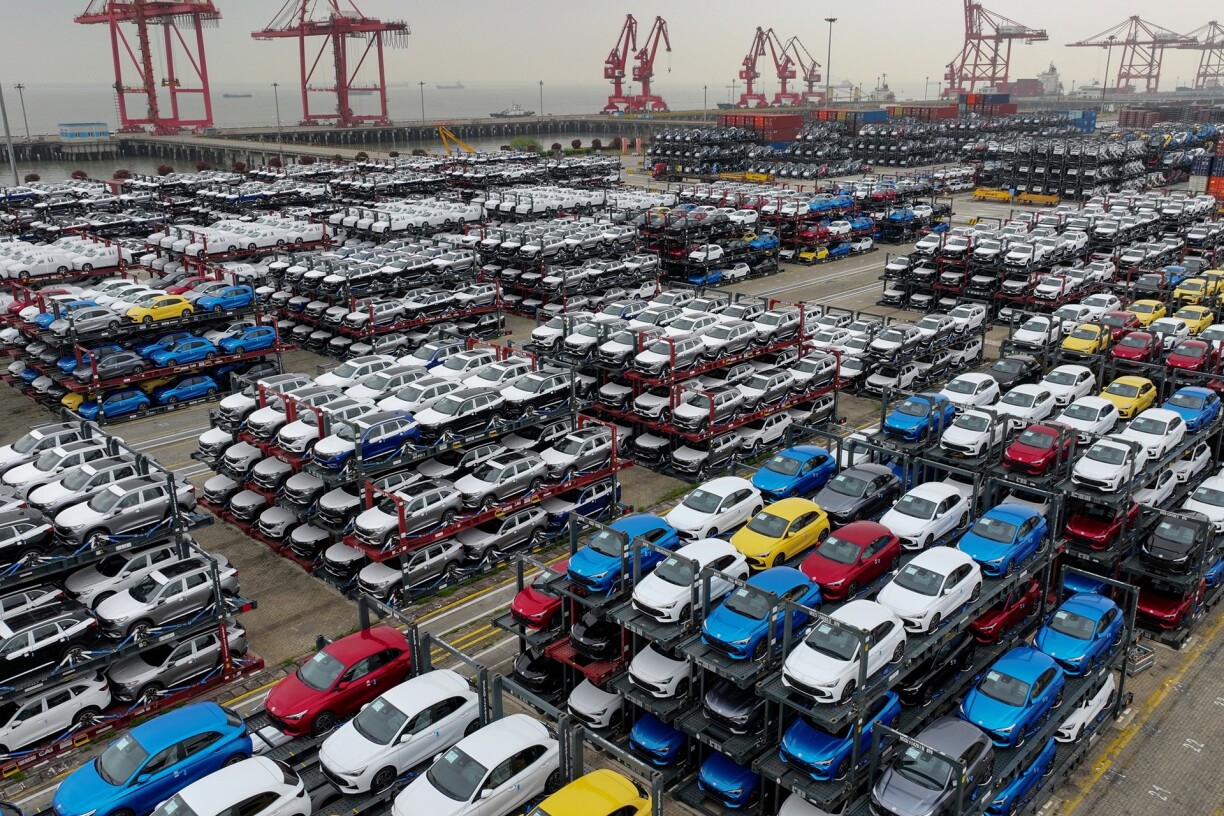 Des voitures électriques chinoises attendant d'être expédiées, sur le port de Suzhou (Chine).