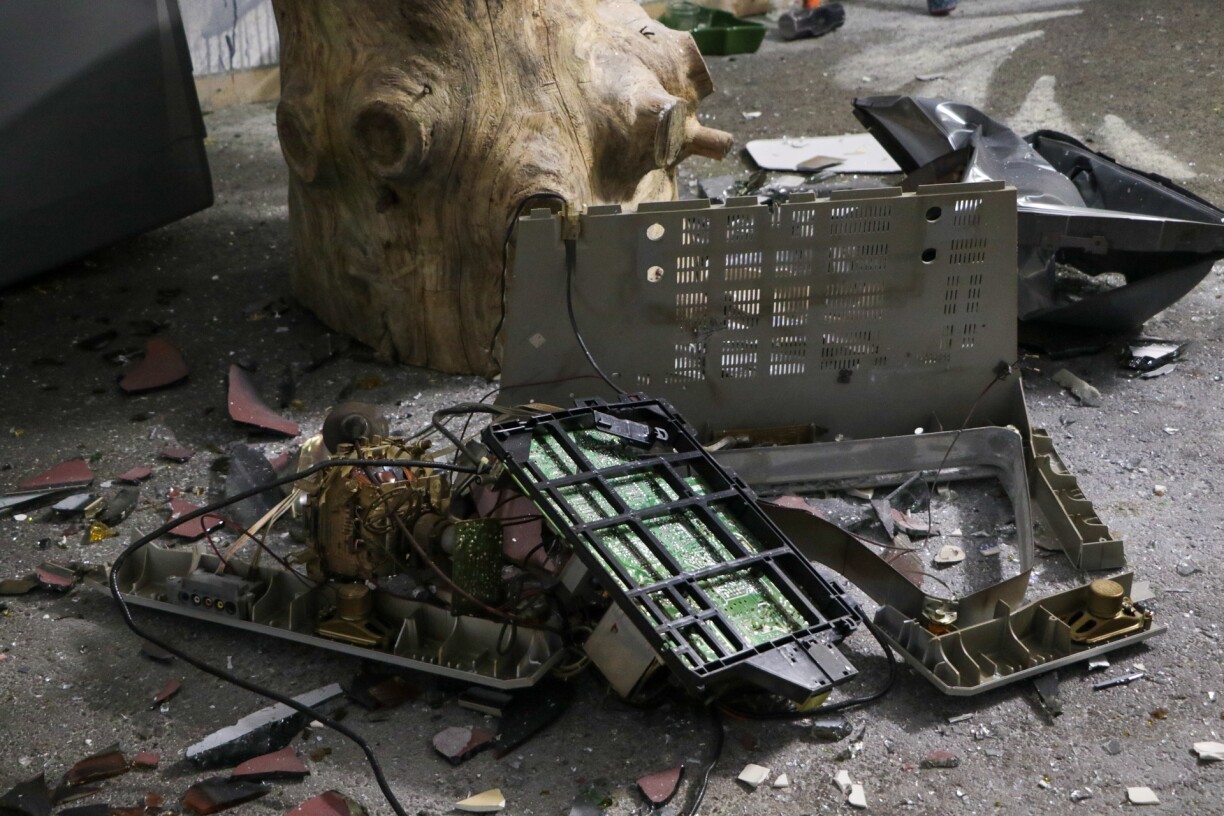 L'ancienne télé cathodique n'a pas résisté longtemps aux coups de masse.