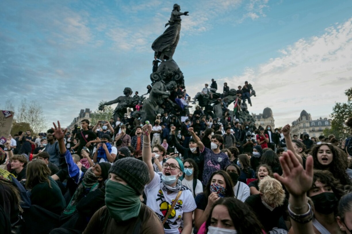 Des manifestants sont rassemblés au centre de la place de la République, à Paris, le 6 octobre 2026